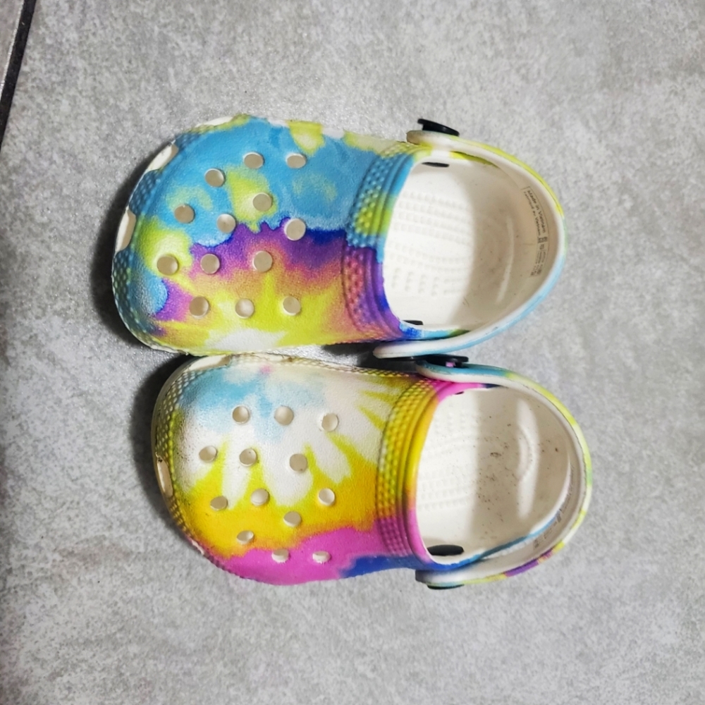 Size 2/3 Crocs
